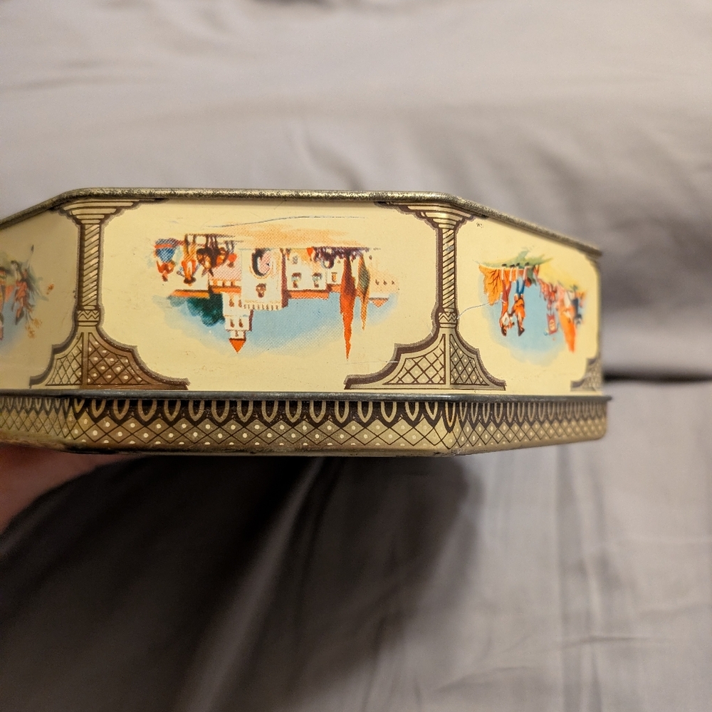 Vintage Peak Frean Octagonal Decorative Tin - Picture 9 of 10